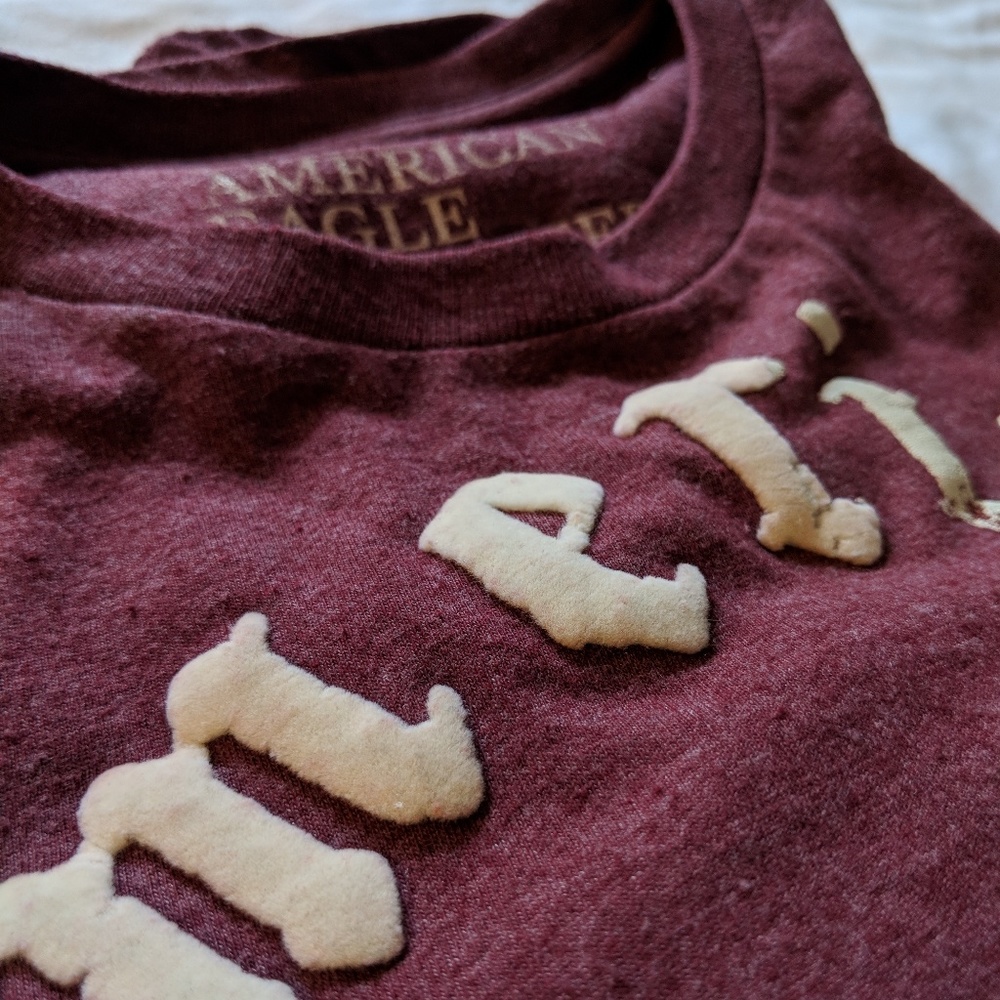 Maroon American Eagle Outfitters T-Shirt 🦅 - Picture 2 of 2